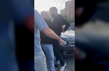 Önünü kestikleri servis sürücüsüne tehditler yağdırıp, darbetmeye çalıştılar 