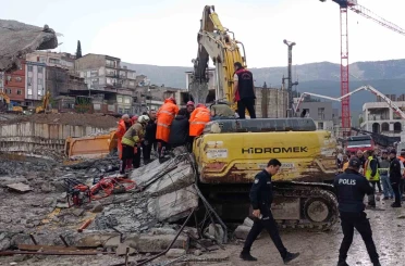 Operatör enkaz altında kaldı: 1 yaralı 