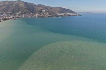 Ordu’da eriyen kar suları denizin rengini değiştirdi 