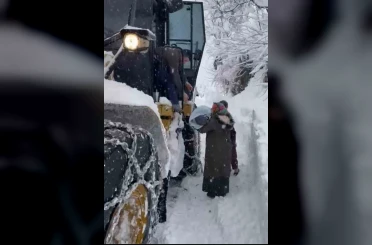Ordu’da hastalanan bebek, kardan kapanan yolda iş makinesi ile taşındı 