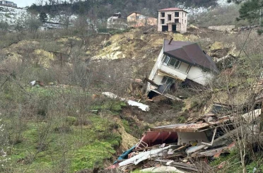 Ordu’da heyelan: Evler yıkıldı, yol çöktü 