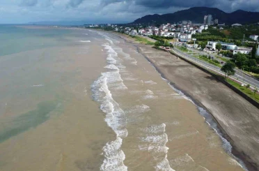 Ordu’da sağanak sonrası Karadeniz’in rengi değişti 