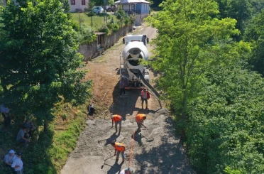 Ordu’nun kırsal mahallelerinde beton yol çalışmaları 