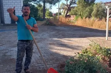 Örnek muhtar caminin bakım ve temizliğini tek başına yaptı
