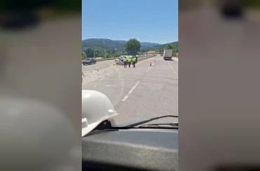 Orta refüje saplanan iki araç bariyerlerin arasında sıkıştı 