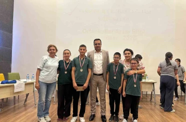 Ortaokullarda bilgi yarışmasının şampiyonu Emcelli Ortaokulu oldu 