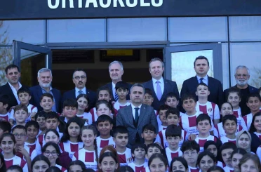 OSB Ortaokulunda bin 100 öğrenciye İnegölspor forması dağıtıldı 