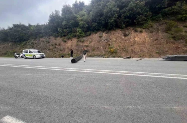 OSB yolunda kontrolden çıkan tır devrildi: 1 yaralı 