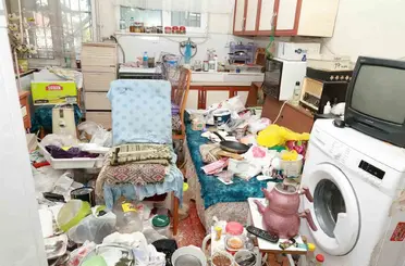 Osmangazi’de kötü koku yayan çöp ev temizlendi
