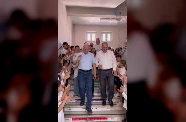 Osmaniye’de 44 yıllık öğretmen çiçekler ve meşalelerle emekliliğe uğurlandı 