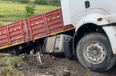 Osmaniye’de bariyerlere çarpan tır yoldan çıktı 