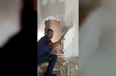 Osmaniye’de duvara sıkışan yavru kedi itfaiye tarafından kurtarıldı 