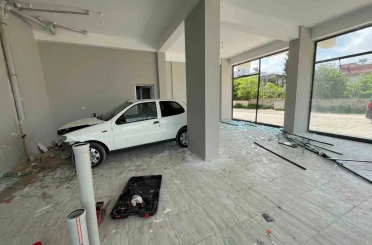 Osmaniye’de kontrolden çıkan otomobil dükkana girdi: 1 yaralı 
