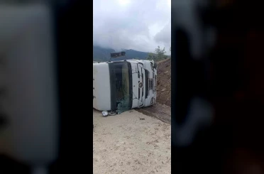 Osmaniye’de kontrolden çıkan tır yamaca çarptı: 1 yaralı 