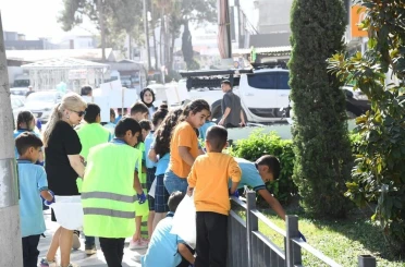 Osmaniye’de öğrenciler caddede yere atılan sigara izmaritlerini topladı 