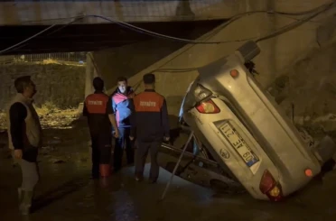 Osmaniye’de otomobil köprüden su kanalına uçtu: 3 yaralı 
