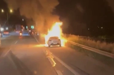 Osmaniye’de otoyolda seyir halindeki otomobil alev aldı 