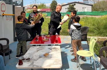 Osmaniye’de özel öğrencilerden polislere çiçekli sürpriz 
