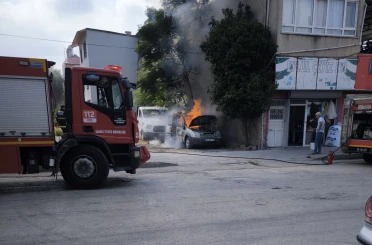 Osmaniye’de park halindeki hafif ticari araç yandı 