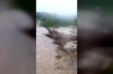 Osmaniye’de sağanak yağış sonrası dere taştı 