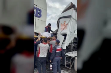 Osmaniye’de tır OSB giriş kapısına çarptı, sürücü kabinde sıkıştı 