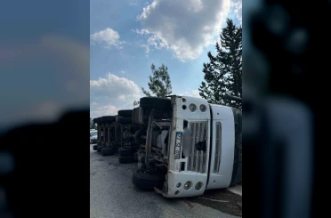 Osmaniye’de un yüklü tır devrildi: 1 yaralı 