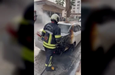 Osmaniye’de yanan otomobile ilk müdahaleyi trafik polisi yaptı 