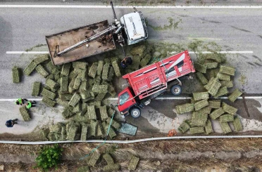 Ot balyası yüklü kamyon devrildi: Kilometrelerce araç kuyruğu oluştu 