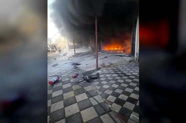 Oto tamir dükkanı ve 2 araç çıkan yangında küle döndü 