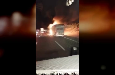 Otobanda tır yandı, patlama anı kamerada 