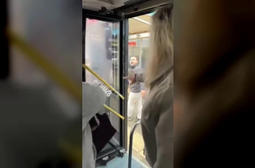 Otobüs sürücüsü yolculara küstü otobüsü durağa çekip kendisi aşağıya indi 