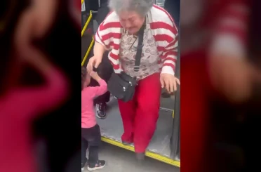 Otobüste kadınlar yer kavgasında şoförün kolunu ısırdı 