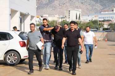 Otomatik silahla galeriye saldıran şüpheliler tutuklandı 