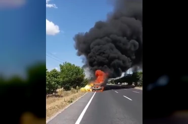 Otomobil alev topuna döndü: Araçta patlama yaşanırken, gökyüzünü dumanlar kapladı 