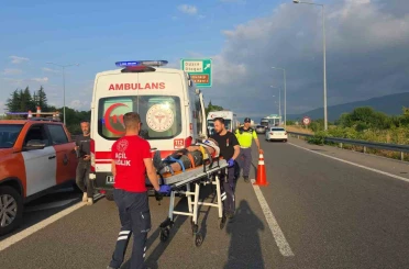 Otomobil bariyerlere saplandı: 3 yaralı 