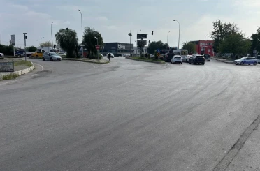 Otomobil çarptı, elektrikli bisiklet ikiye bölündü: Sürücü havada takla attı 