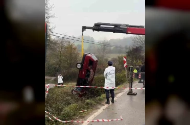 Otomobil dereye uçtu: 2 ölü, 1 yaralı 