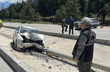 Otomobil elektrik direğine çarptı: 1 yaralı 