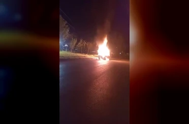 Otomobil gece yarısı alevlere teslim oldu, kullanılamaz hale geldi 