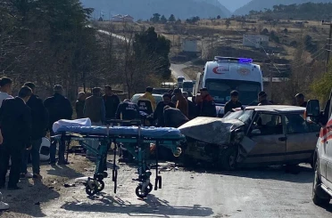 Otomobil hafif ticari araçla çarpıştı: 3 yaralı 