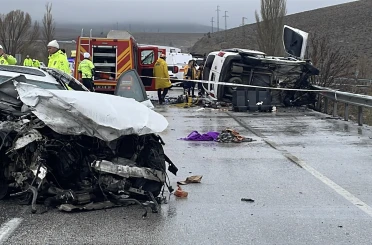 Otomobil hafif ticari araçla çarpıştı: Baba oğul öldü, 4 kişi yaralandı