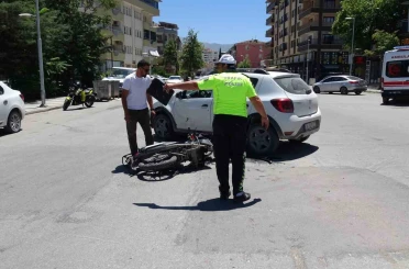 Otomobil ile çarpışan motosiklet sürücüsü yaralandı 