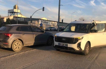 Otomobil ile hafif ticari araç çarpıştı: 6 yaralı 