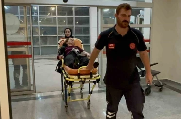 Otomobil ile kamyonet çarpıştı: 3 yaralı 