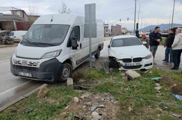Otomobil ile minibüsün çarpıştığı kaza kamerada 
