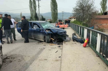 Otomobil ile traktör çarpıştı: 3 yaralı 