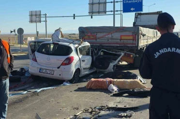 Otomobil ışıkta bekleyen tıra arkadan çarptı: Anne öldü, sürücü oğlu ise ağır yaralı 