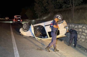 Otomobil istinat duvarına çarparak takla attı: 2 yaralı 