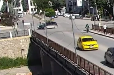 Otomobil motosikletteki anne ve 2 çocuğuna çarptı 