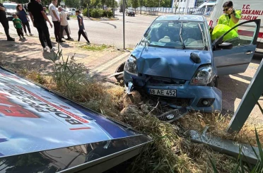 Otomobil önce kaldırıma sonra reklam tabelasına çarptı: 2 yaralı 